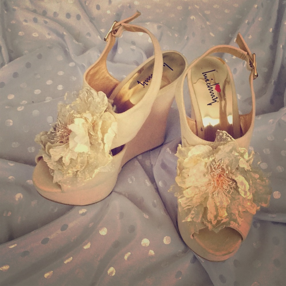 🌸 Cream velvet wedge sandals with floral appliqué